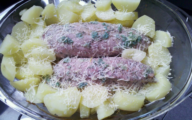 Picanha suína com batatas cobertas de queijo