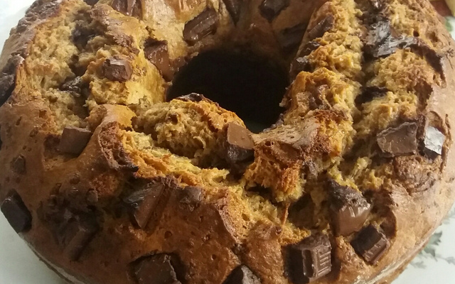 Bolo de banana com pedaços de chocolate