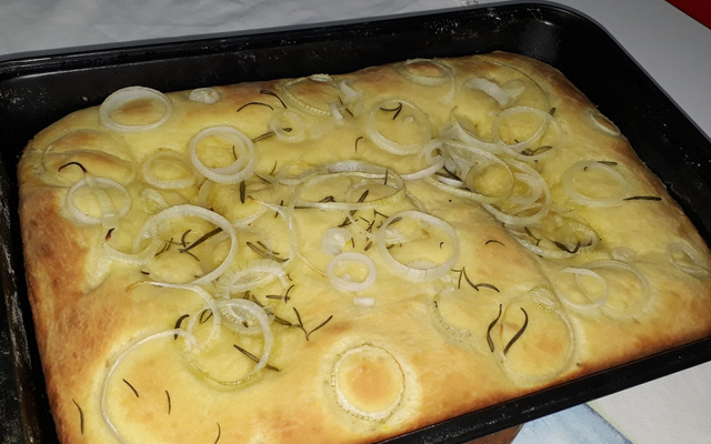 Foccacia levíssima de alecrim e cebola