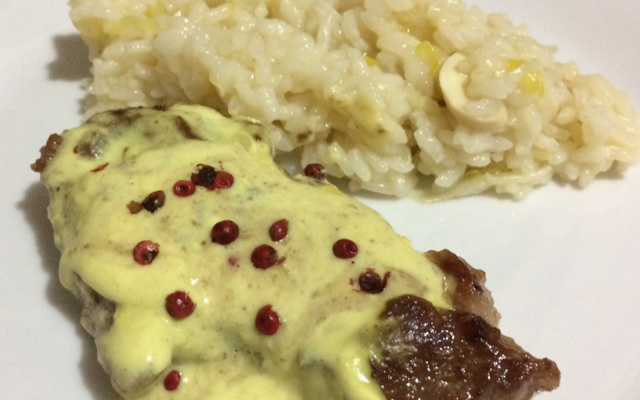 Filé mignon ao molho de mostarda com risoto de alho-poró