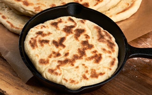 Pãozinho de frigideira feito com apenas farinha e água