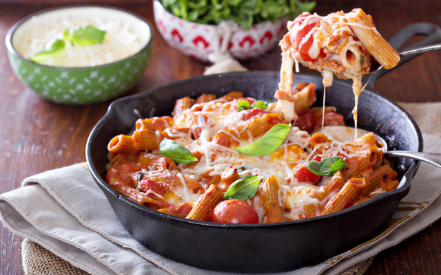 Macarrão ao molho de tomate com queijo