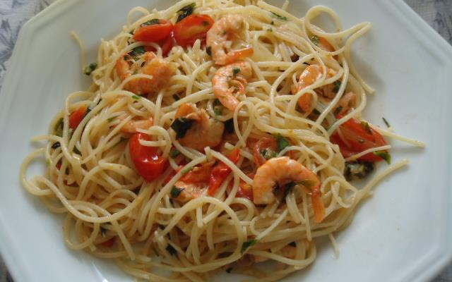 Macarrão com camarões, tomatinhos e manjericão