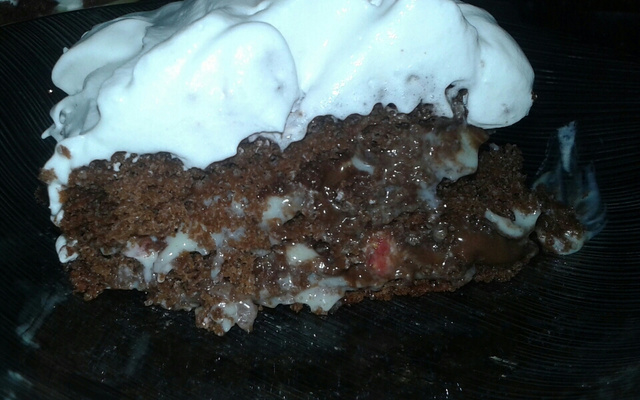 Bolo de chocolate com cobertura de morango do amor