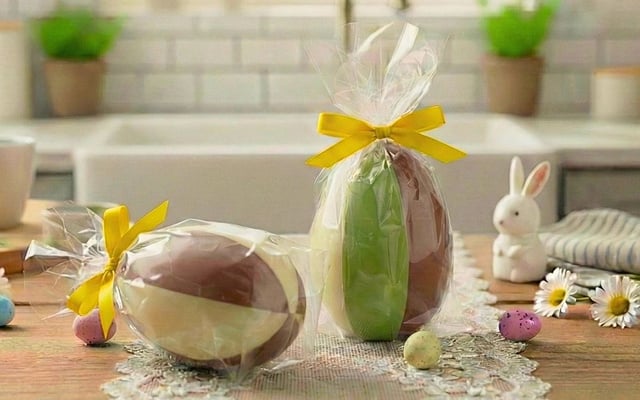 Ovo de Páscoa em fatias de chocolate com recheios variados