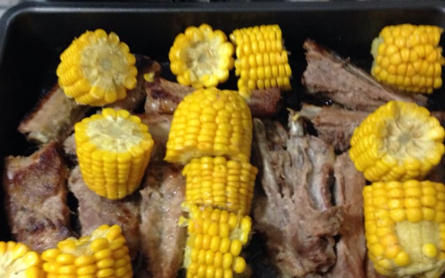 Costelinha de porco com milho