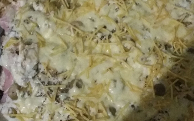 Torta de pão de forma no forno.