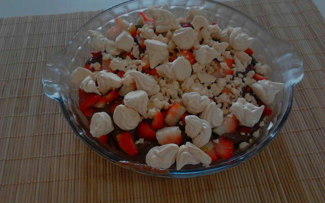 Delícia de morango com suspiro