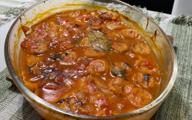 Filé de peixe com banana ao molho de tomate