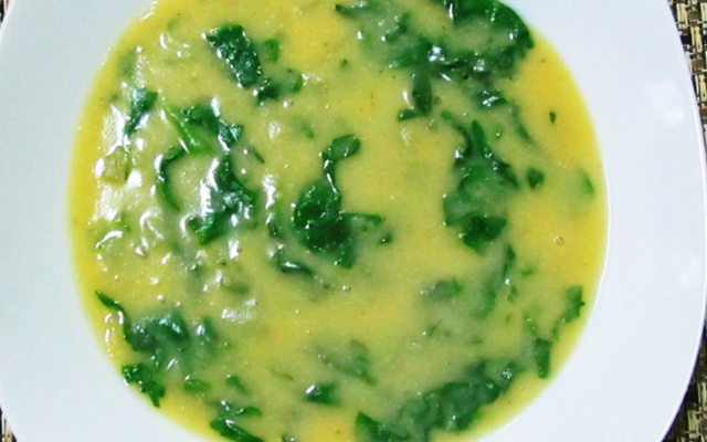 Sopa de grão-de-bico com espinafre