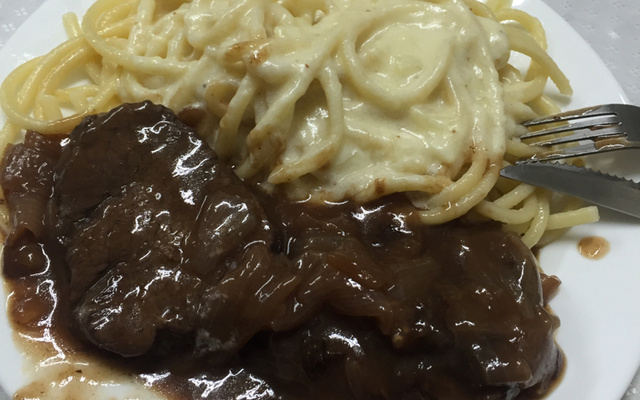 Medalhão de filé mignon ao molho de ameixa com vinho