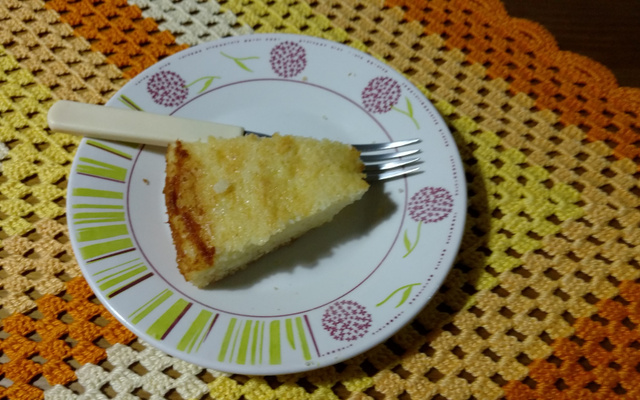 Bolo de arroz com coco e queijo parmesão