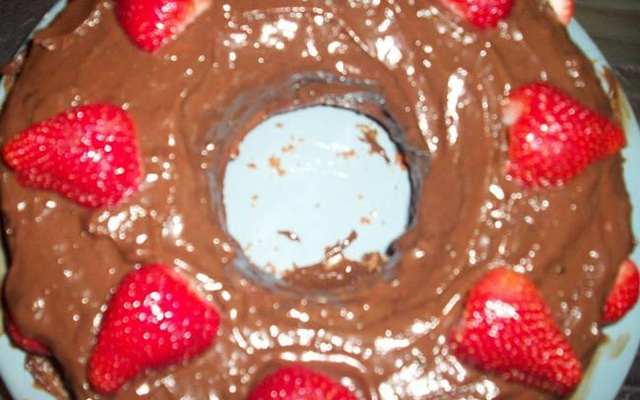 Bolo simples com cobertura de chocolate