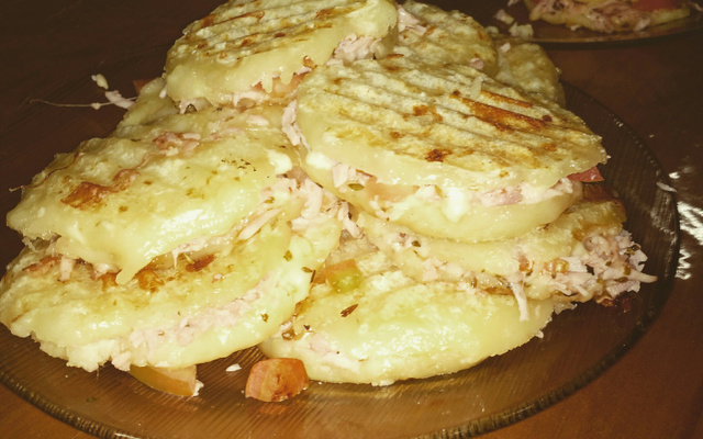 Panini (pão de queijo recheado no grill)