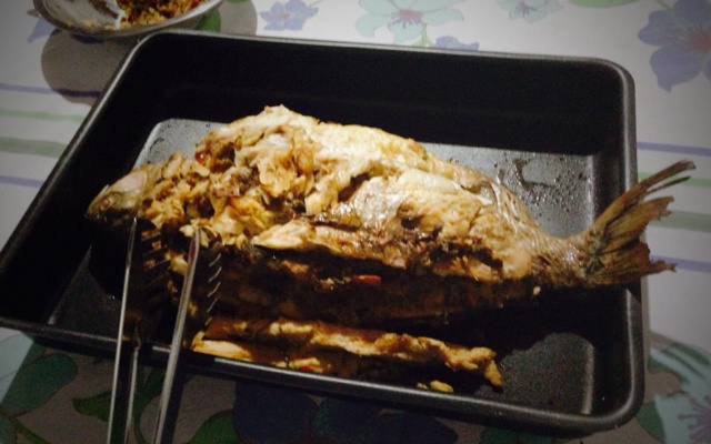 Pacu recheado com farofa de banana e couve