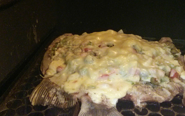 Peixe grelhado com requeijão.