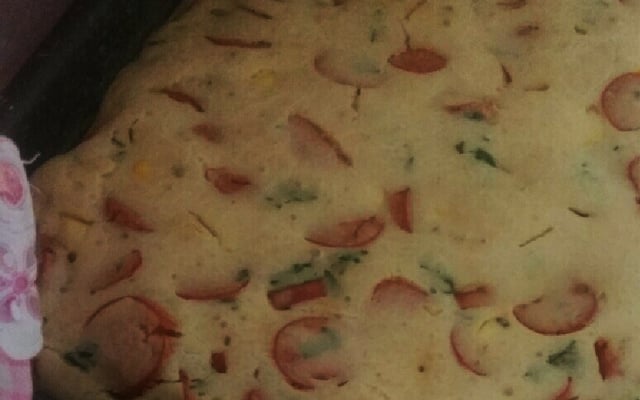 Torta de liquidificador com recheio de salsicha