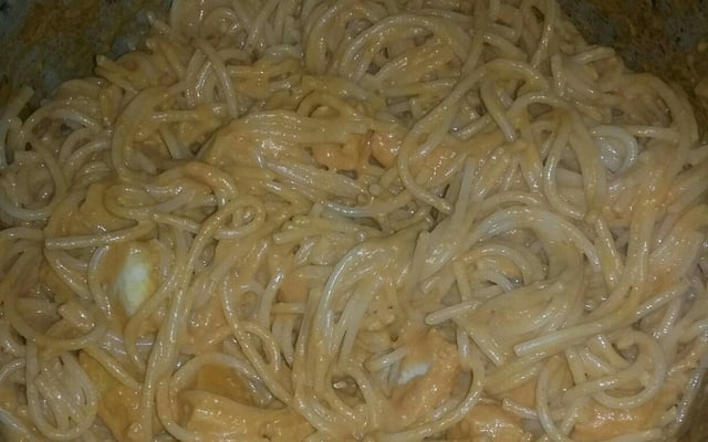 Macarrão com creme de leite e molho de tomate