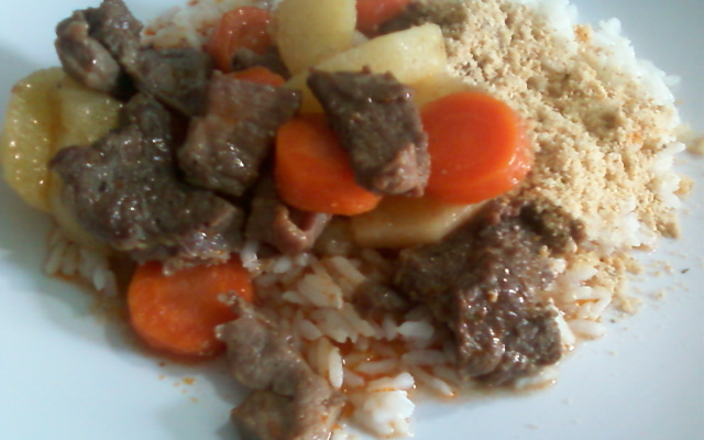 Carne ensopada com batata e cenoura na pressão
