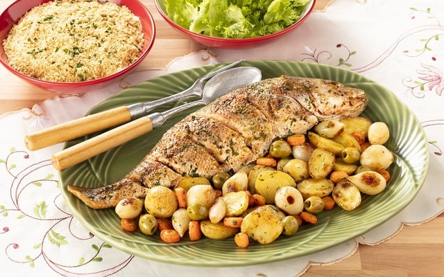 Peixe assado com legumes e molho de coentro 