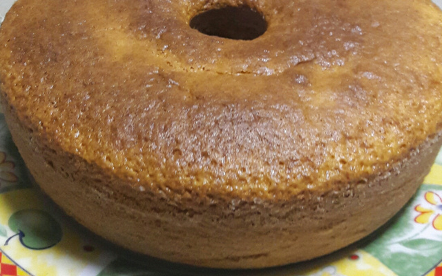 Bolo de cenoura com laranja inteira