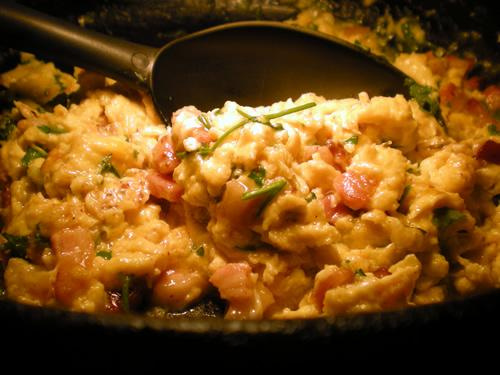 Ovos mexidos com peito de frango picado