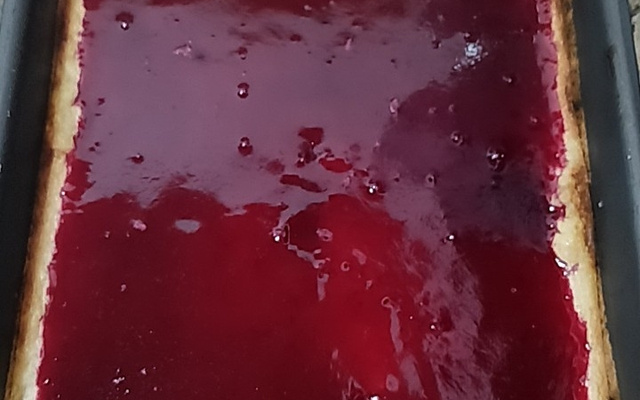 Torta de requeijão com cobertura de groselha