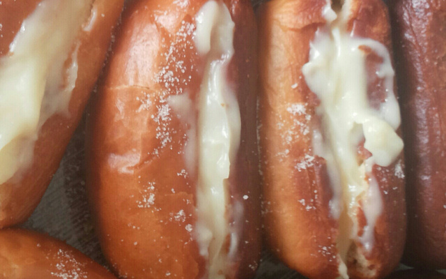 Sonho creme com bisnaguinha