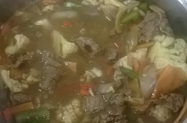 Carne com legumes e shoyo