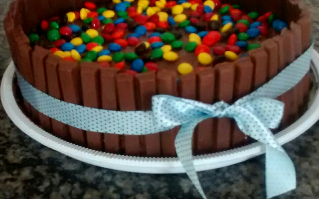 Bolo de Kit Kat com M&M'S e Nutella