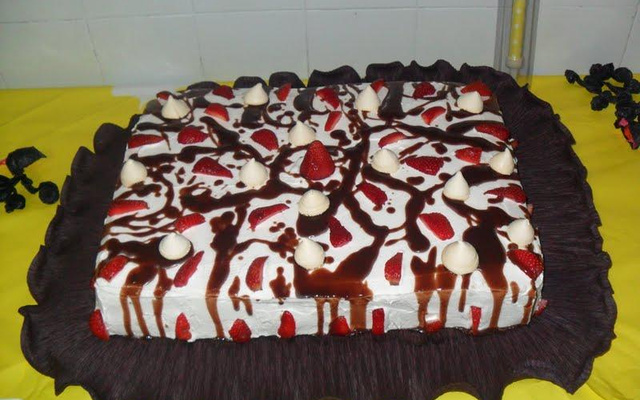 Bolo de baba de moça e doce de leite.