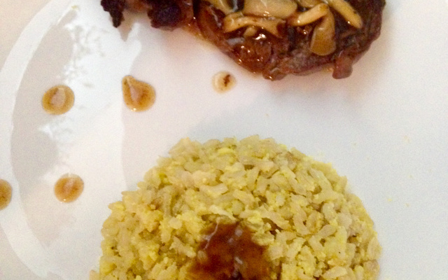 Filé ao molho madeira com shimeji e arroz amarelo