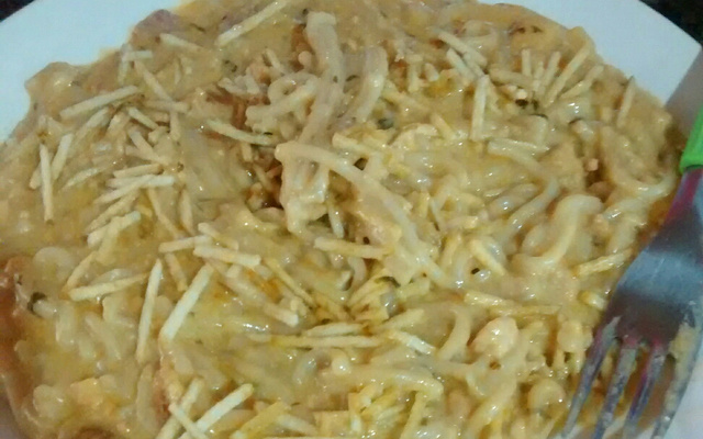Macarrão com frango na panela de pressão