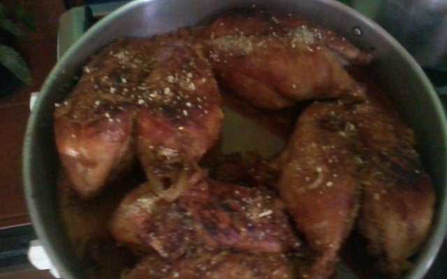 Peitos e sobrecoxas corados no forno