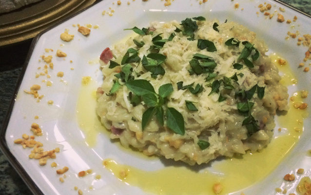 Risoto de gorgonzola com salaminho e espinafre