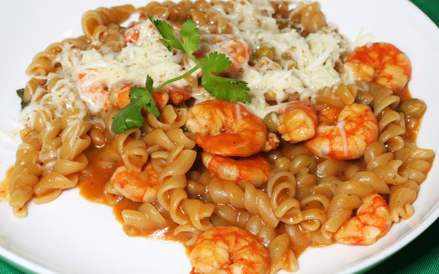 Macarrão parafuso com camarão