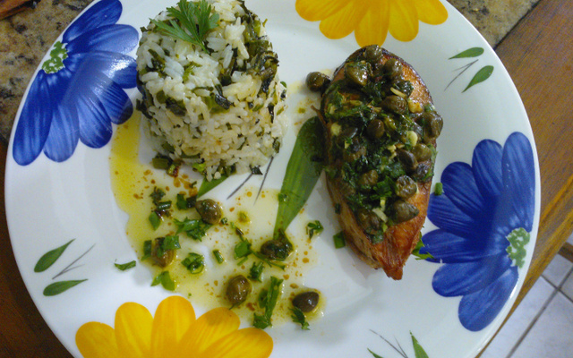 Salmão com molho de manteiga e alcaparras