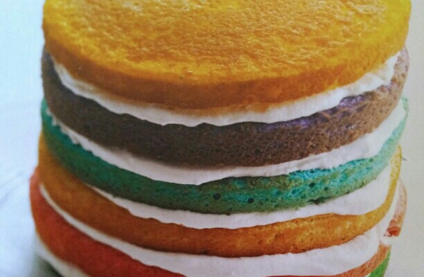 Bolo colorido com creme