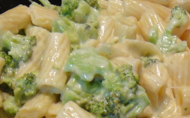 Macarrão com brócolis e requeijão (a sua escolha)