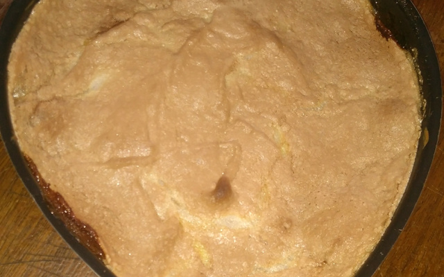 Chico balanceado com banana