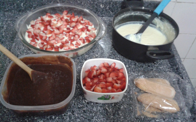 Pavê de ganache com morango e coco