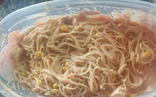 Macarrão com estrogonofe de frango rápido e fácil