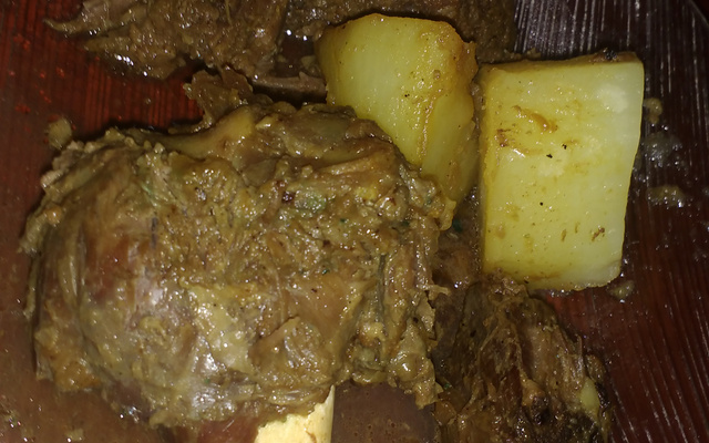 Bode assado na panela de pressão com cebola e batata