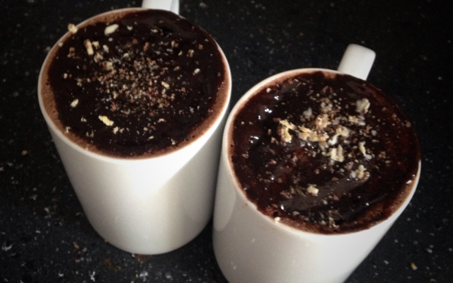 Cupcake de chocolate na caneca