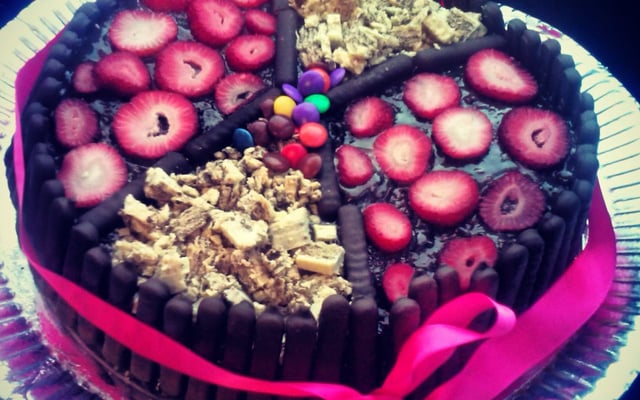 Bolo de chocolate com recheio de morango e palitinhos