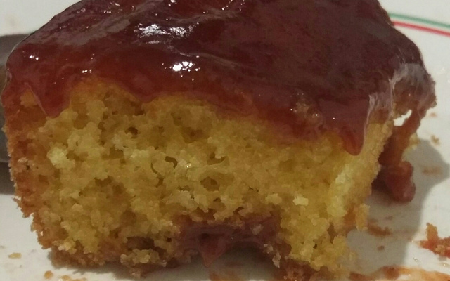 Bolo de fubá simples com goiabada