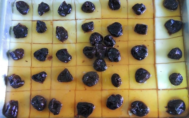 Manjar branco com calda de ameixas