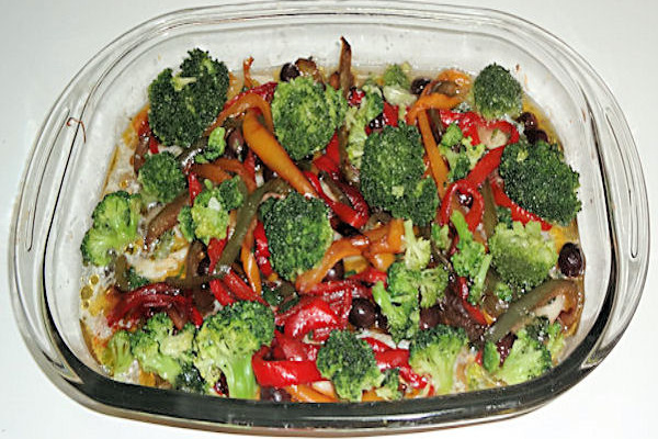 Peixe ao forno com pimentões e brócolis