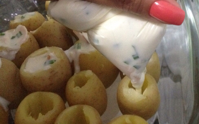 Petisco de batatinha recheada com requeijão