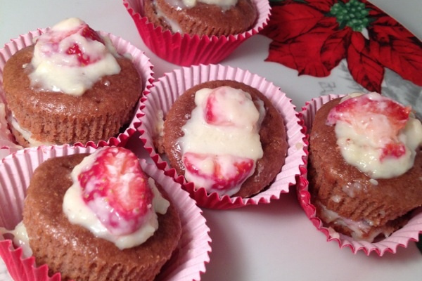 Cupcake de chocolate com morango da Nicole